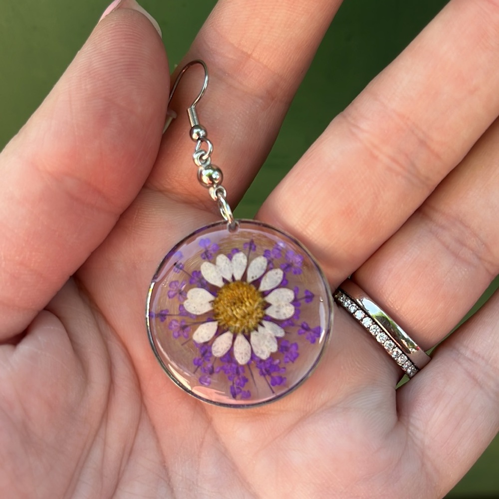 New Handmade Dried and Pressed Flower Resin Disk Earrings - Picture 15 of 17